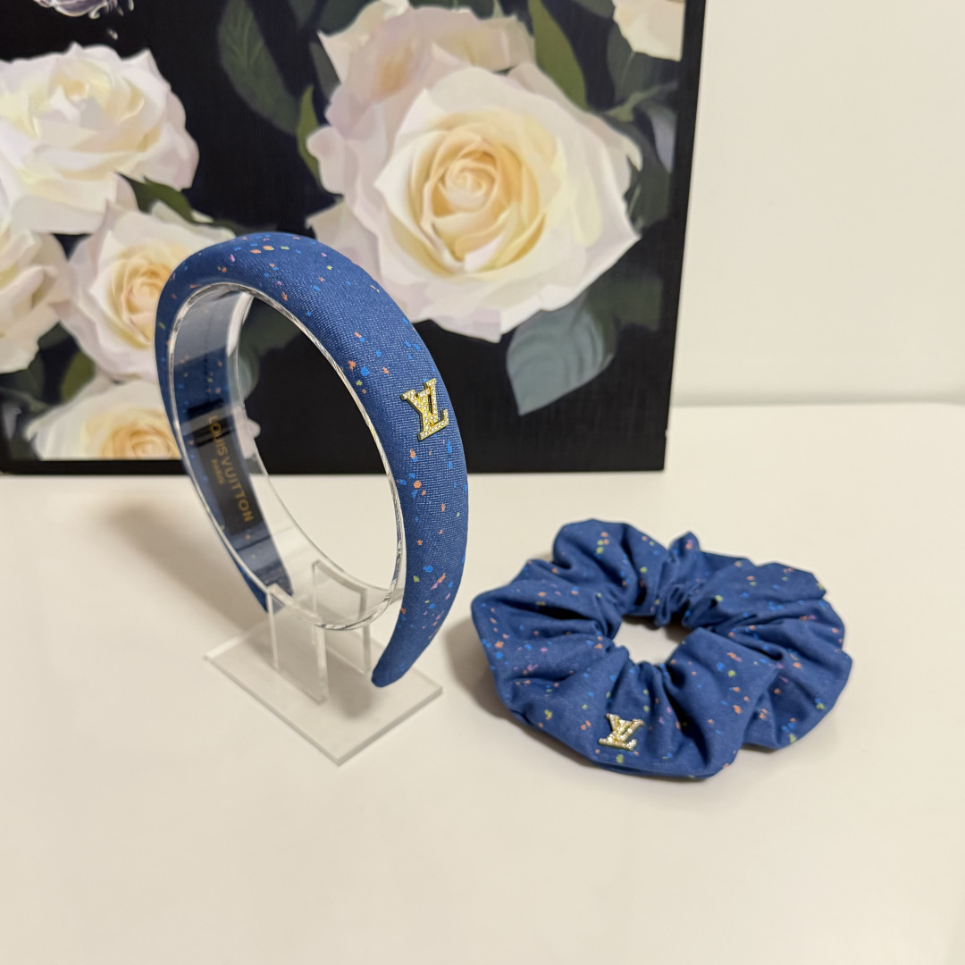 NO:770296,Special (two-piece set) with counter packaging. LV (Louis Vuitton)'s latest hot style is here. Two-piece set of headbands and hairbands. The elegant girl is worth buying. Very easy to match. Temperament and taste. It is recommended to wear two together. Magical fairy hairpins, hairpins, louis vuitton, louis vuitton, hairpins19860909特（两件套）配专柜包装 LV（路易威登）最新爆款来啦两件套发箍发圈 优雅的girl值得入手 非常好搭配 气质有品位 建议两个一齐佩戴 神奇的仙发夹,发夹,louis vuitton,louis vuitton,hairpins,accessory