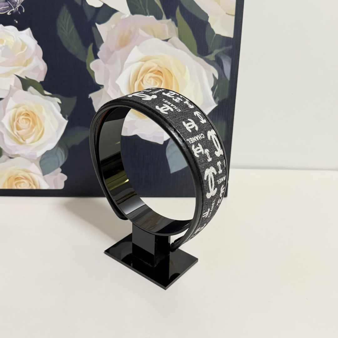 NO:770325,Specially equipped with counter packaging, Chanel's latest hairbands. Little fairies can get it now. Special materials. No hair. Can be salty or sweet ~ hairpins, hairpins, chanel, chanel, hairpins19860909特 配专柜包装 Chanel（香奈儿）最新发箍 小仙女快入手 特殊材质 不嘞头 可盐可甜～发夹,发夹,chanel,chanel,hairpins,accessory