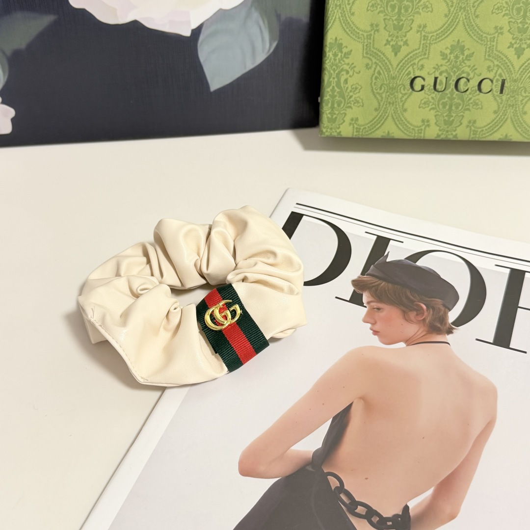 NO:770283,Specially equipped with counter packaging. Gucci's latest lambskin light luxury hair band. Little fairies can get it now. Special material. No hair. Can be salty or sweet ~ hairpins, hairpins, gucci, gucci, sheepskin, hairpins19860909特 配专柜包装 Gucci（古驰）最新小羊皮轻奢发圈 小仙女快入手 特殊材质 不嘞头 可盐可甜～发夹,发夹,gucci,gucci,sheepskin,hairpins,accessory