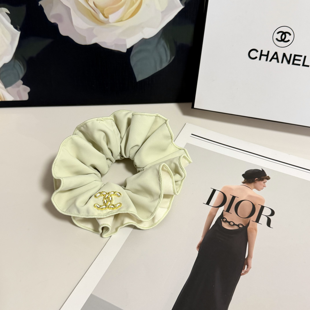 NO:770317,Specially packaged Chanel (Chanel) classic hair tie. It looks great on the head or in the hand. Fashionable and versatile, a must-have item for everyone. Hairpins, hairpins, chanel, chanel, hairpins19860909特 配包装 Chanel（香奈儿）经典发圈 带头上或者手上都非常好看 时尚百搭人手必备单品发夹,发夹,chanel,chanel,hairpins,accessory