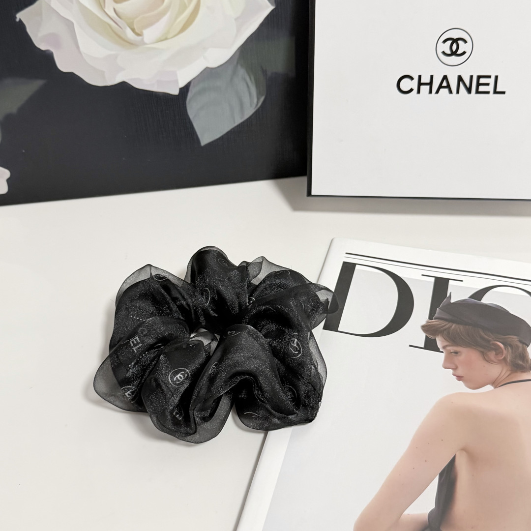 NO:770327,Specially packaged Chanel (Chanel) classic silk hair tie. It looks great on the head or in the hand. Fashionable and versatile, a must-have item for everyone. Hairpins, hairpins, chanel, chanel, real silk, hairpins19860909特 配包装 Chanel（香奈儿）经典真丝发圈 带头上或者手上都非常好看 时尚百搭人手必备单品发夹,发夹,chanel,chanel,real silk,hairpins,accessory