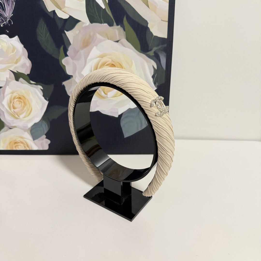 NO:770311,Specially equipped with counter packaging, Chanel's latest hairband, the same style as the official website. Little fairies, hurry up and get it. Special material, no hair, salty or sweet ~ hairpins, hairpins, chanel, chanel, hairpins19860909特 配专柜包装 Chanel（香奈儿）最新发箍 官网同款 小仙女快入手 特殊材质 不嘞头 可盐可甜～发夹,发夹,chanel,chanel,hairpins,accessory
