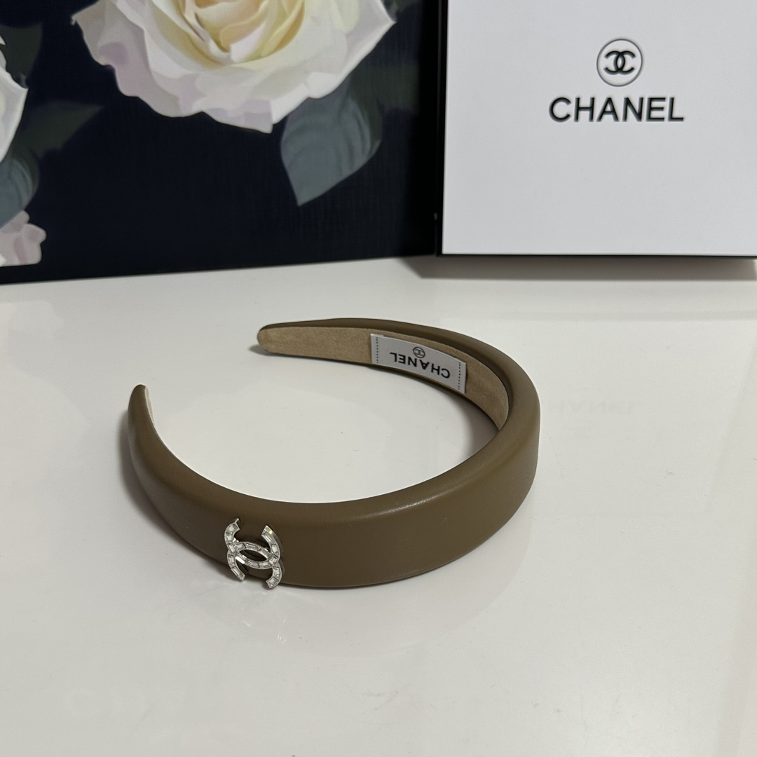 NO:770326,Specially equipped with counter packaging Chanel (Chanel) latest lambskin headband# Trust me!  A must-have item for everyone. This piece must be bought. It has a fairy-like appearance. The little fairy wants to keep it. Whoever wears it will look better ~ hairpins, hairpins, chanel, chanel, sheepskin, hairpins19860909特 配专柜包装 Chanel（香奈儿）最新小羊皮发箍# 信我！人手必备的单品 这件必须买 洋气神仙颜值 小仙女要收了它,谁戴谁好看～发夹,发夹,chanel,chanel,sheepskin,hairpins,accessory