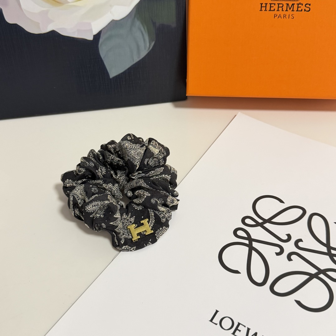 NO:770377,Specially packaged Hermes (Hermes) classic silk hair tie. It looks great on the head or in the hand. It is a fashionable and versatile must-have item. Hairpins, hairpins, hermes, hermes, real silk, hairpins19860909特 配包装 Hermes（爱马仕）经典真丝发圈 带头上或者手上都非常好看 时尚百搭人手必备单品发夹,发夹,hermes,hermes,real silk,hairpins,accessory