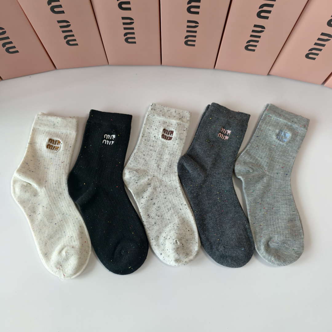 NO:768632,Special packaging MiuMiu's new embroidered mid-length pile socks!  Five pairs in a box, synchronized tube socks at the counter, big brands out on the street, must-have socks for fashionistas, stockings, socks, miumiu, socks19860909特 配包装 MiuMiu（缪缪）新款刺绣中长款堆堆袜袜子！一盒五双, 专柜同步筒款袜子,大牌出街,潮人必备超好搭袜子,丝袜,袜子,miumiu,socks,accessory