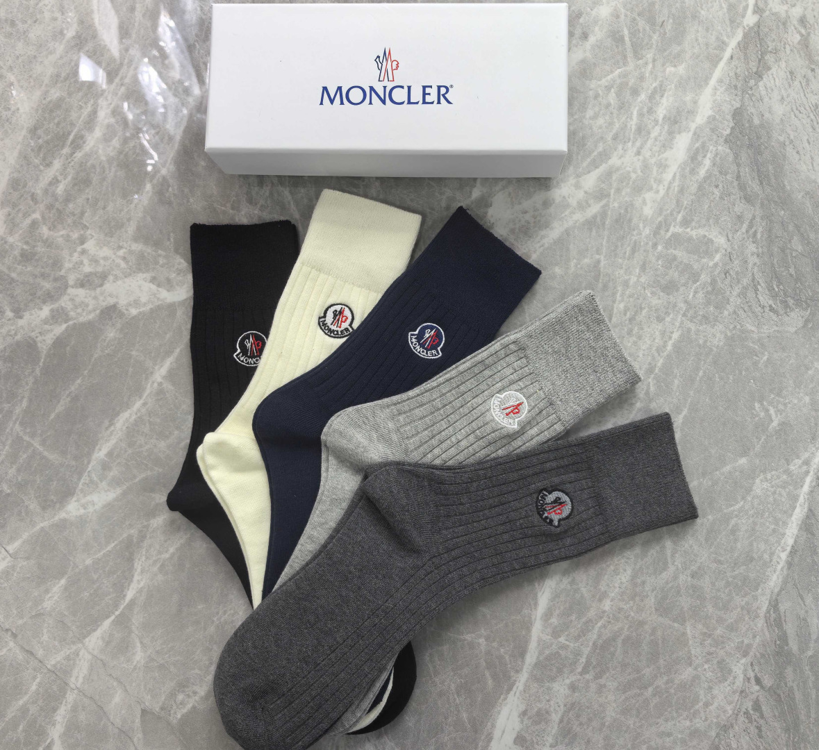 NO:768737,Special counter packaging MONCLER's latest cashmere embroidered mid-length pile socks!  Five pairs in a box, synchronized tube socks at the counter, big brands going out on the street, must-have socks for fashionistas, stockings, socks, Moncler, socks19860909特配专柜包装 MONCLER（蒙口）最新羊绒刺绣款中长款堆堆袜袜子！一盒五双,专柜同步筒袜袜子,大牌出街,潮人必备超好搭袜子,丝袜,袜子,Moncler,socks,accessory