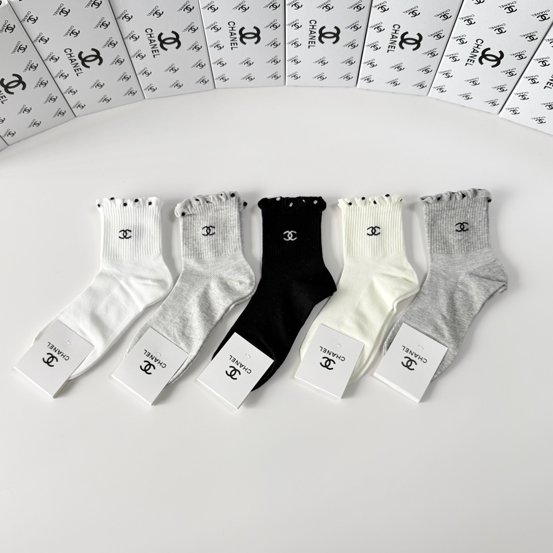 NO:768787,Specially equipped with counter packaging Chanel (Chanel) new mid-length pile socks!  Five pairs in a box, counter-synchronized tube socks, big brands out on the street, a must-have for fashionistas, super easy to match. Socks, stockings, socks, chanel, chanel, socks19860909特 配专柜包装 Chanel（香奈儿）新款中长款堆堆袜袜子！一盒五双,专柜同步筒袜袜子,大牌出街,潮人必备超好搭.袜子,丝袜,袜子,chanel,chanel,socks,accessory