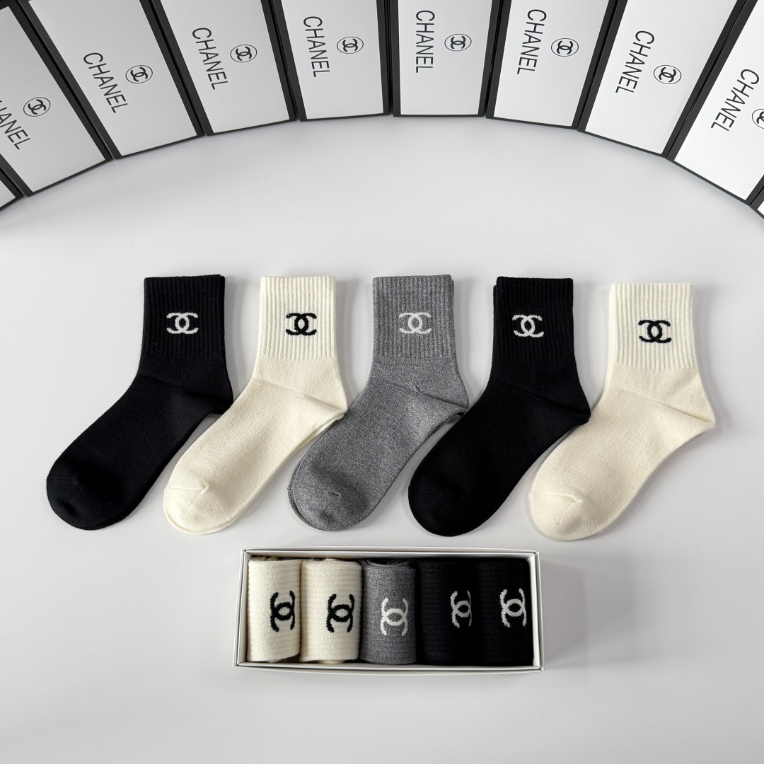 💛配专柜包装Chanel（香奈儿）新款羊绒中长款堆堆袜袜子！一盒五双，专柜同步筒袜袜子，💛大牌出街，潮人