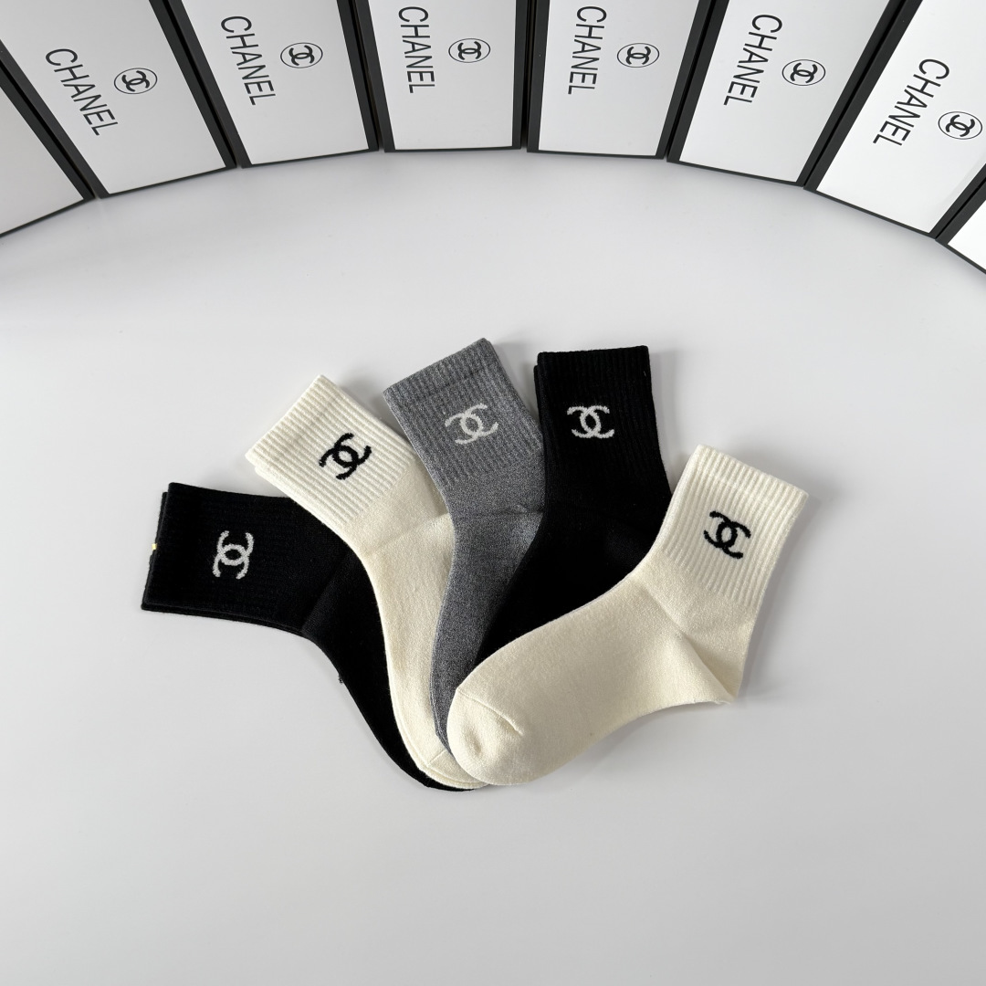 💛配专柜包装Chanel（香奈儿）新款羊绒中长款堆堆袜袜子！一盒五双，专柜同步筒袜袜子，💛大牌出街，潮人