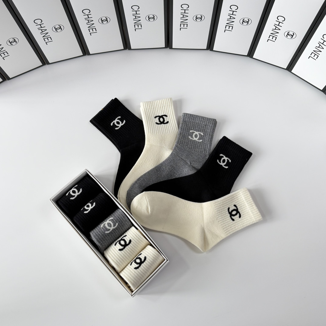 💛配专柜包装Chanel（香奈儿）新款羊绒中长款堆堆袜袜子！一盒五双，专柜同步筒袜袜子，💛大牌出街，潮人