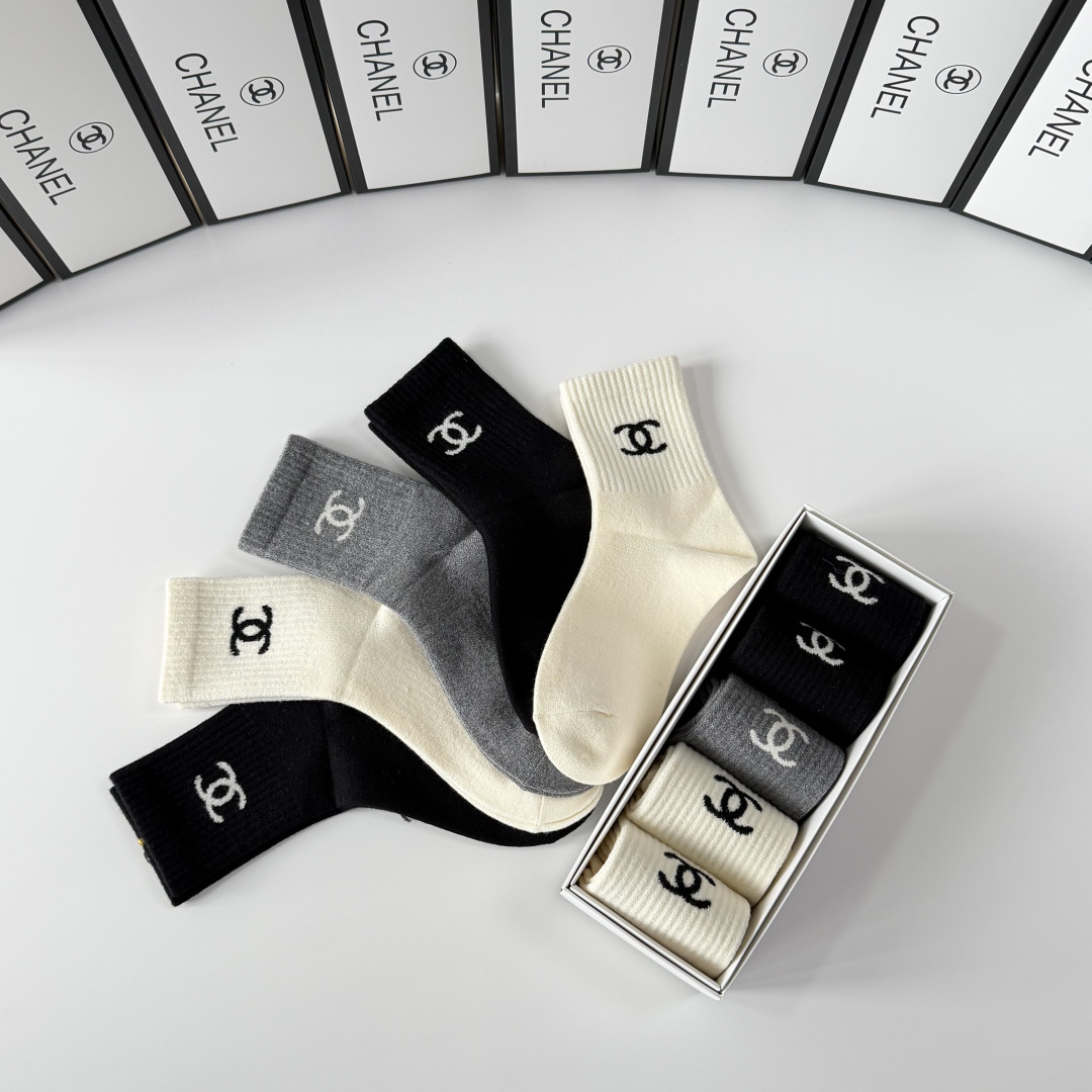 💛配专柜包装Chanel（香奈儿）新款羊绒中长款堆堆袜袜子！一盒五双，专柜同步筒袜袜子，💛大牌出街，潮人
