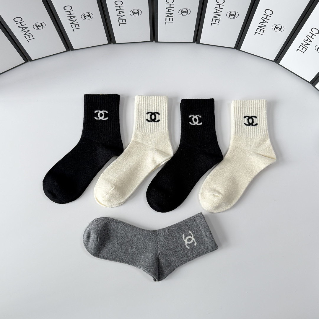 💛配专柜包装Chanel（香奈儿）新款羊绒中长款堆堆袜袜子！一盒五双，专柜同步筒袜袜子，💛大牌出街，潮人