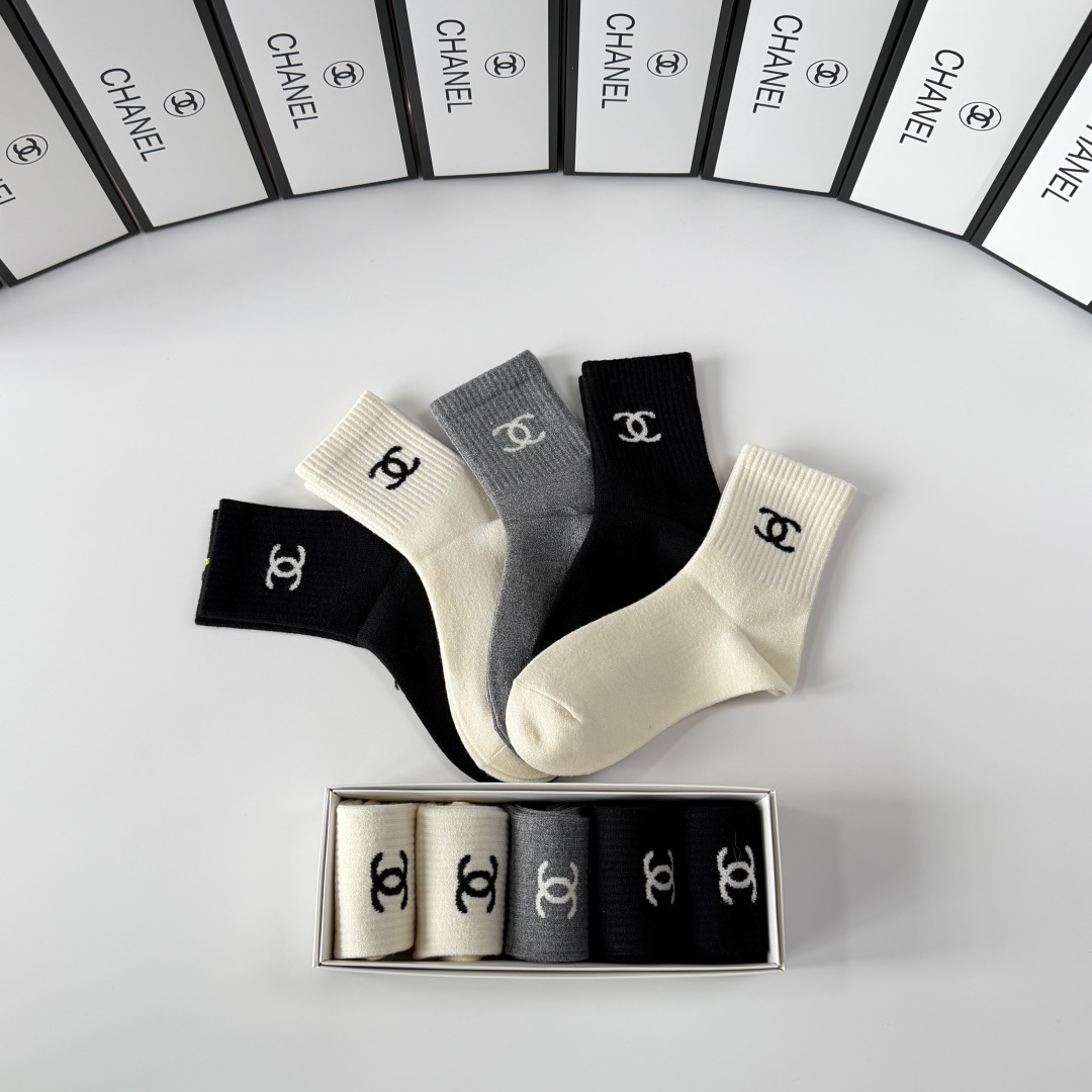 💛配专柜包装Chanel（香奈儿）新款羊绒中长款堆堆袜袜子！一盒五双，专柜同步筒袜袜子，💛大牌出街，潮人