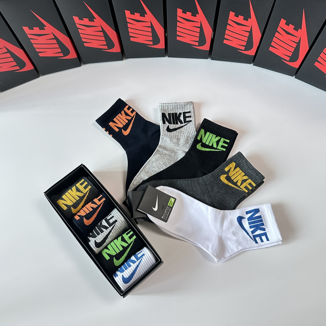 💛配专柜包装NIKE（耐克）新款中长款堆堆袜袜子！一盒五双，专柜同步筒袜袜子，大牌出街，潮人必备🔥超好搭