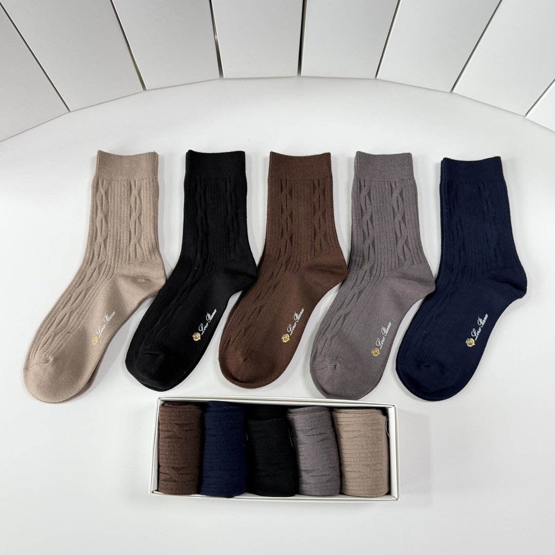 配包装LORO PIANA（LP）新款中长款羊绒刺绣款堆堆袜袜子！一盒五双， 专柜同步筒款袜子，💛大牌出