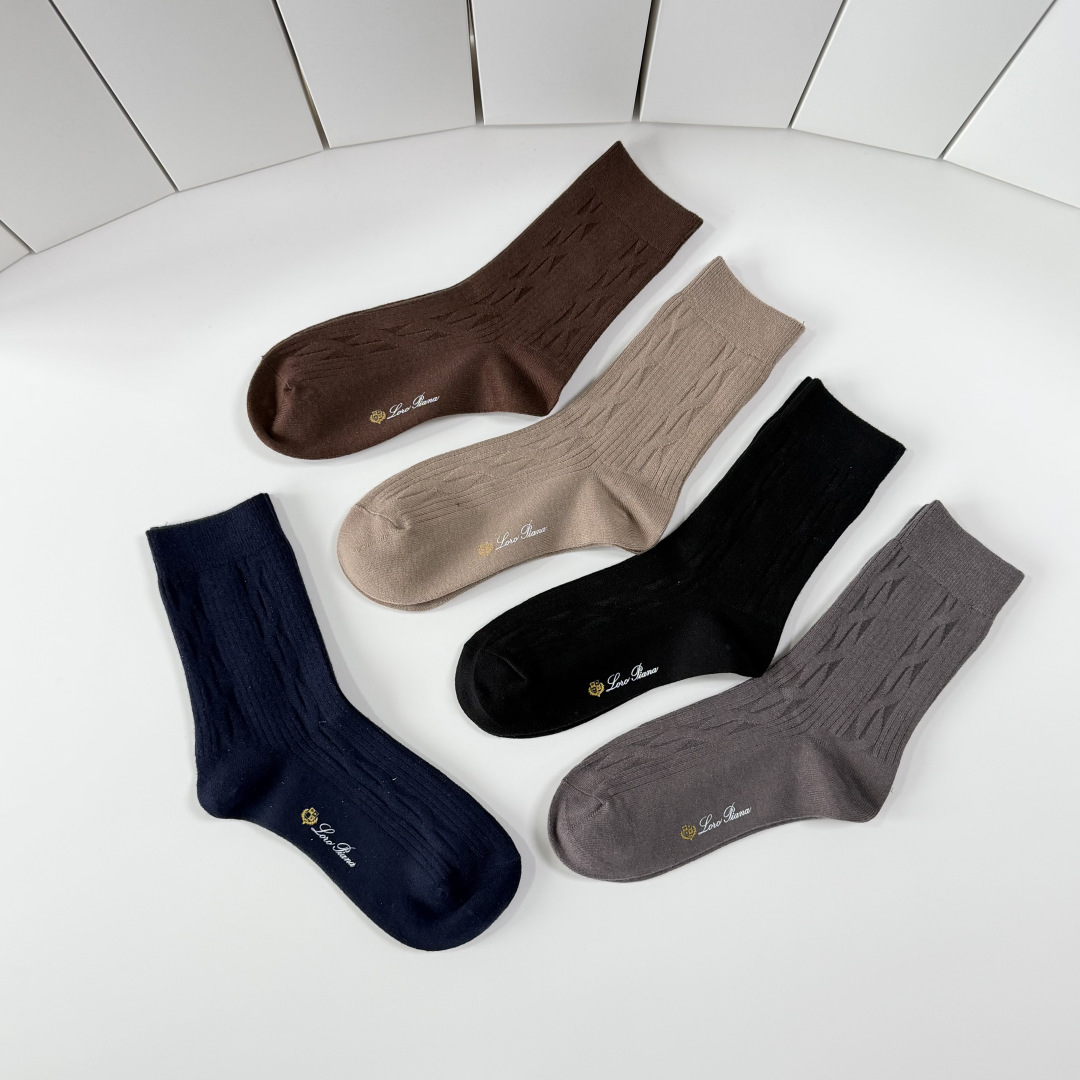 配包装LORO PIANA（LP）新款中长款羊绒刺绣款堆堆袜袜子！一盒五双， 专柜同步筒款袜子，💛大牌出