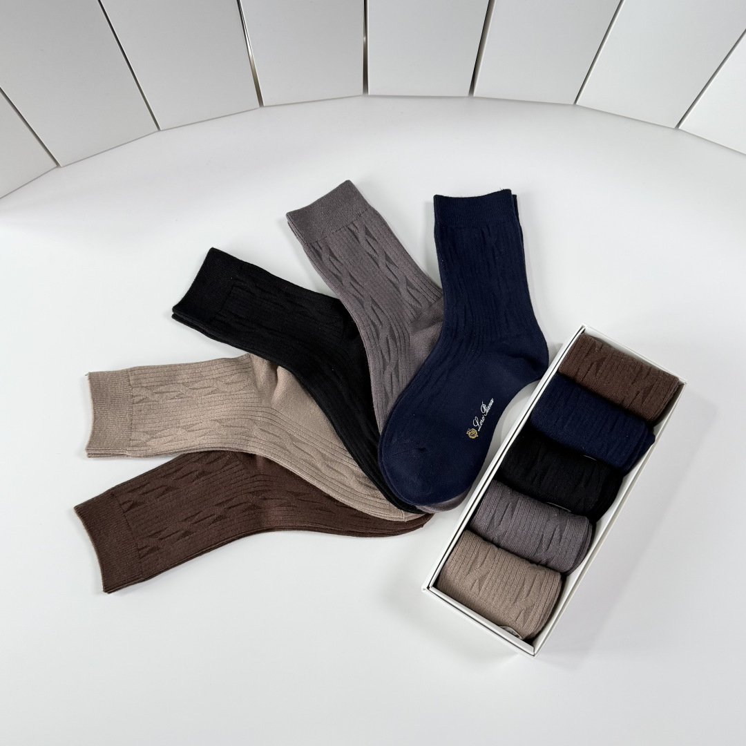 配包装LORO PIANA（LP）新款中长款羊绒刺绣款堆堆袜袜子！一盒五双， 专柜同步筒款袜子，💛大牌出