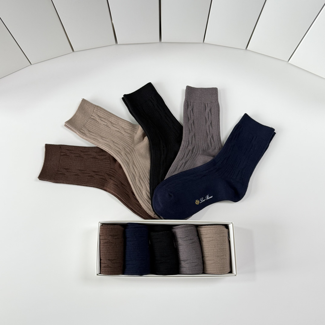 配包装LORO PIANA（LP）新款中长款羊绒刺绣款堆堆袜袜子！一盒五双， 专柜同步筒款袜子，💛大牌出