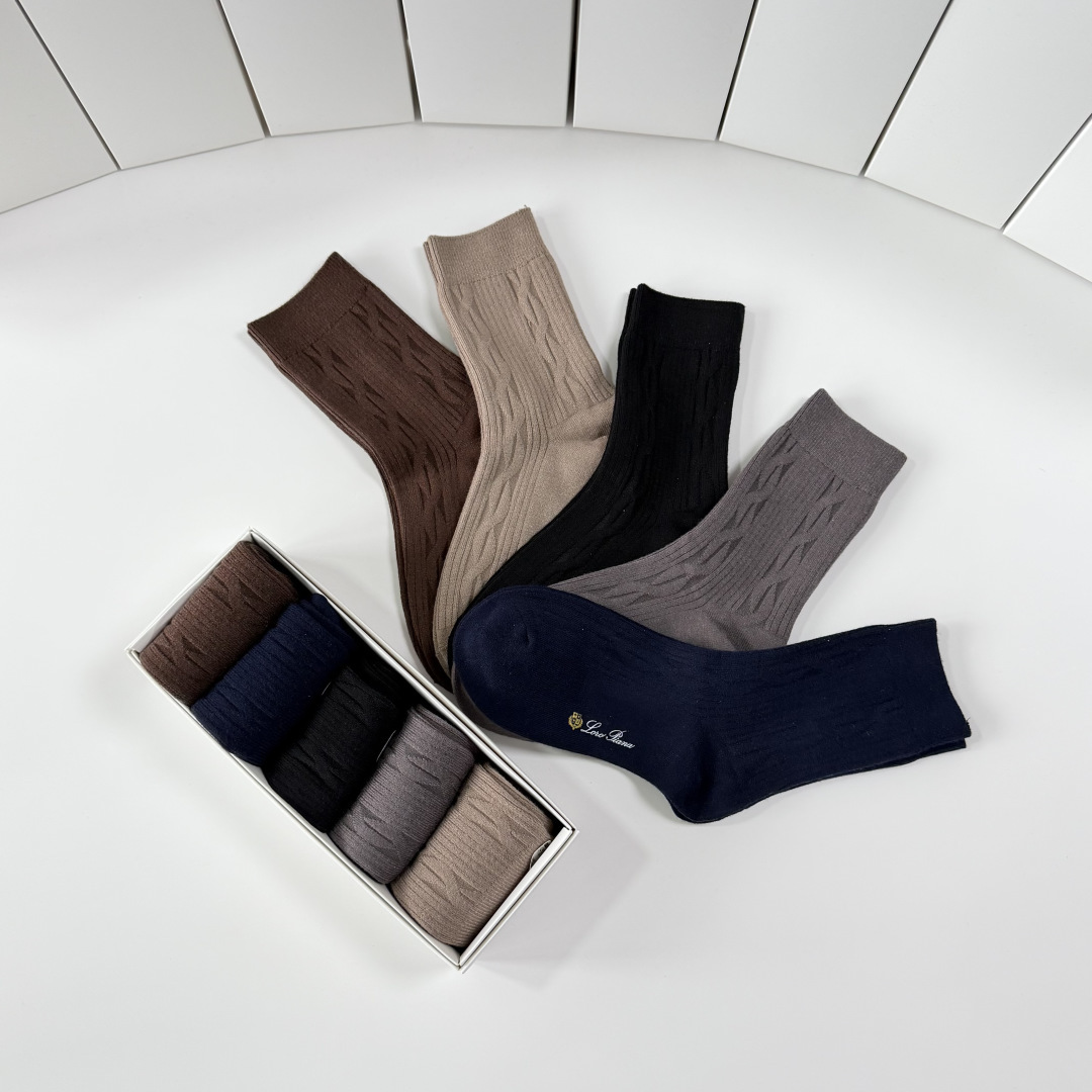 配包装LORO PIANA（LP）新款中长款羊绒刺绣款堆堆袜袜子！一盒五双， 专柜同步筒款袜子，💛大牌出