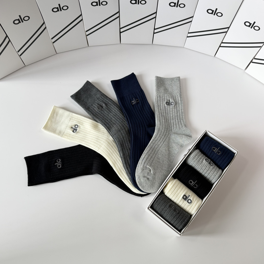 💛配包装ALO（阿洛）新款针织刺绣中长款堆堆袜袜子！一盒五双， 专柜同步筒款袜子，💛大牌出街，潮人必备🔥