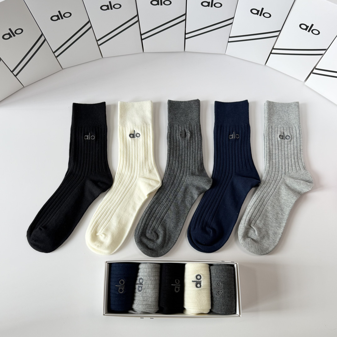 💛配包装ALO（阿洛）新款针织刺绣中长款堆堆袜袜子！一盒五双， 专柜同步筒款袜子，💛大牌出街，潮人必备🔥