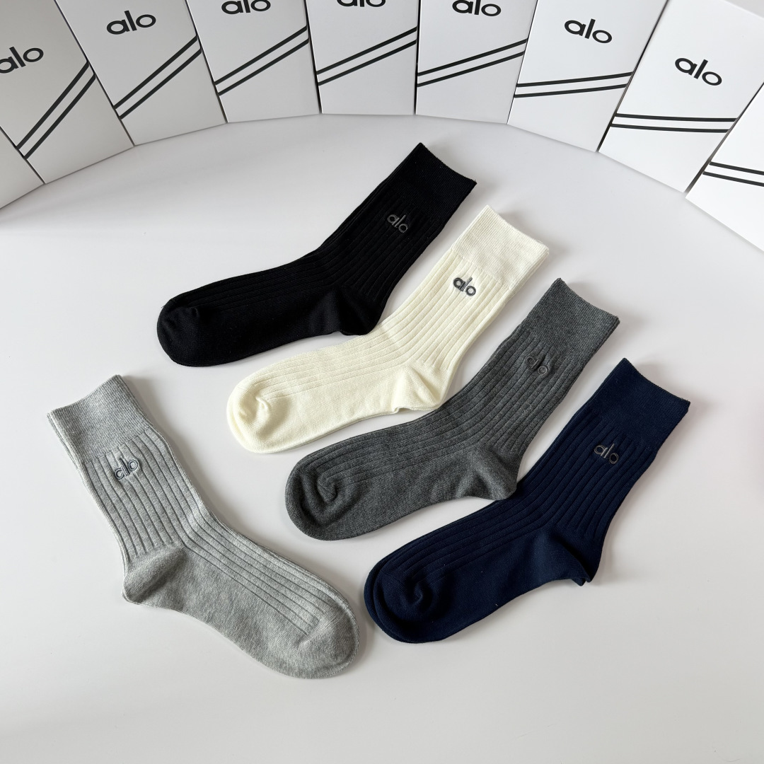 💛配包装ALO（阿洛）新款针织刺绣中长款堆堆袜袜子！一盒五双， 专柜同步筒款袜子，💛大牌出街，潮人必备🔥