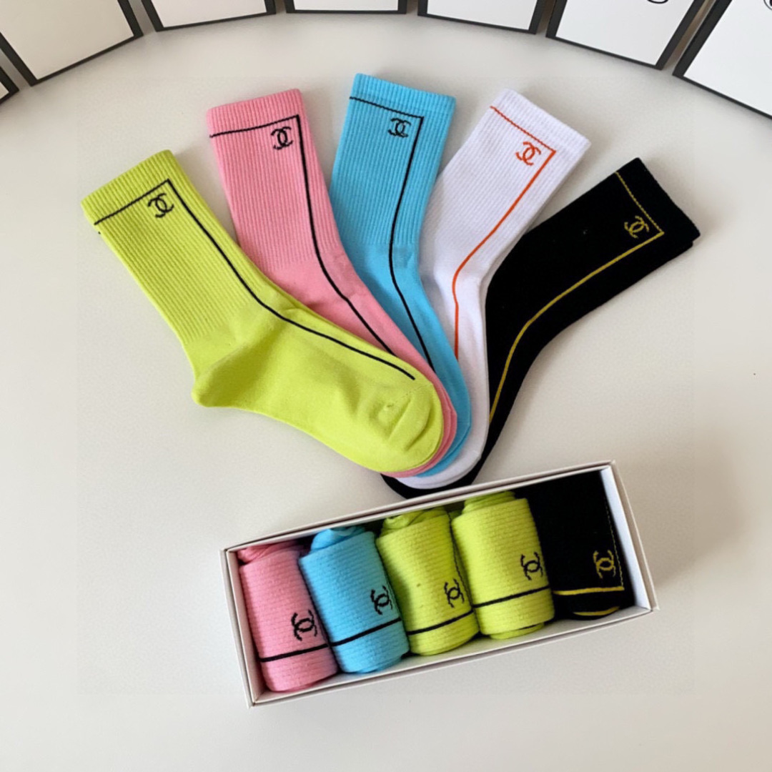 💛配包装Chanel（香奈儿）新款经典中长款堆堆袜袜子！一盒五双， 专柜同步筒袜袜子，💛大牌出街，潮人必