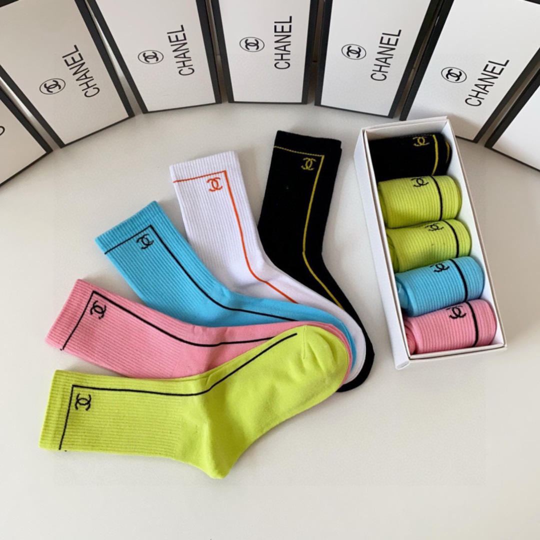 💛配包装Chanel（香奈儿）新款经典中长款堆堆袜袜子！一盒五双， 专柜同步筒袜袜子，💛大牌出街，潮人必
