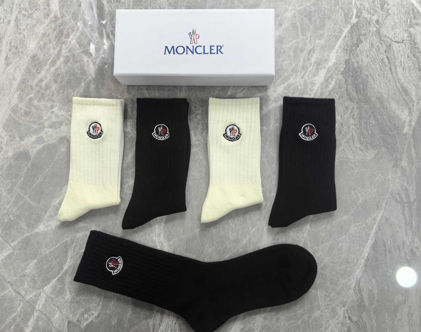 💛配专柜包装MONCLER（蒙口）最新双针中长筒刺绣款堆堆袜袜子！一盒五双，专柜同步筒袜袜子，💛大牌出街