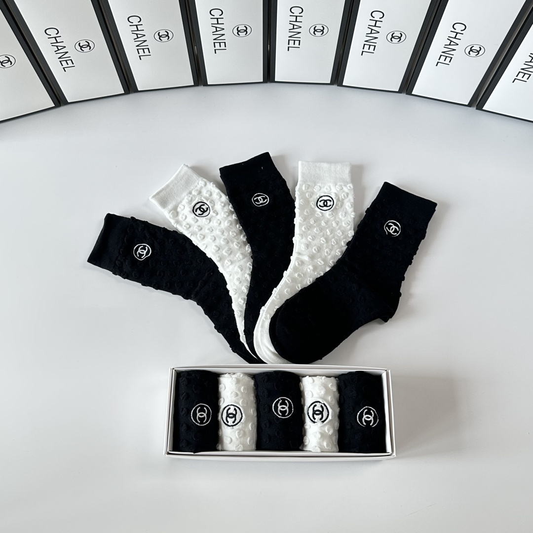 💛配专柜包装Chanel（香奈儿）新款刺绣中长款堆堆袜袜子！一盒五双，专柜同步筒袜袜子，💛大牌出街，潮人