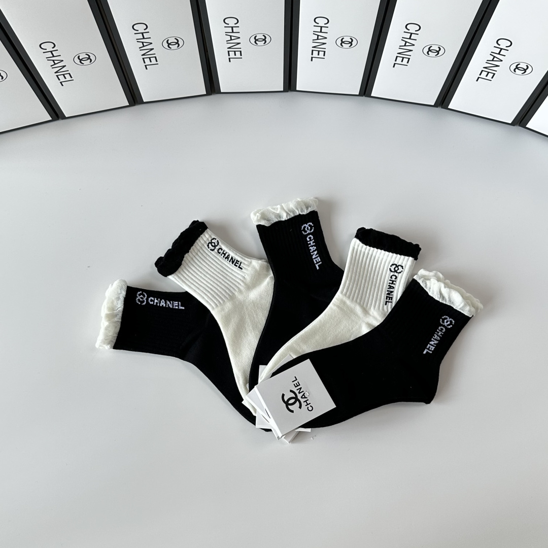 💛配包装Chanel（香奈儿）新款经典中长筒袜堆堆袜袜子！一盒五双， 专柜同步筒袜袜子，💛大牌出街，潮人