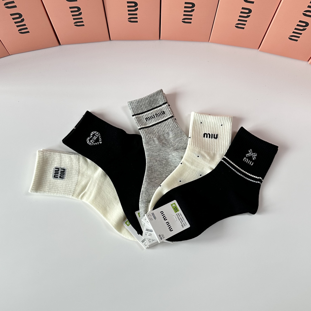 💛配包装MiuMiu（缪缪）新款中长款堆堆袜袜子！一盒五双， 专柜同步筒款袜子，💛大牌出街，潮人必备🔥超
