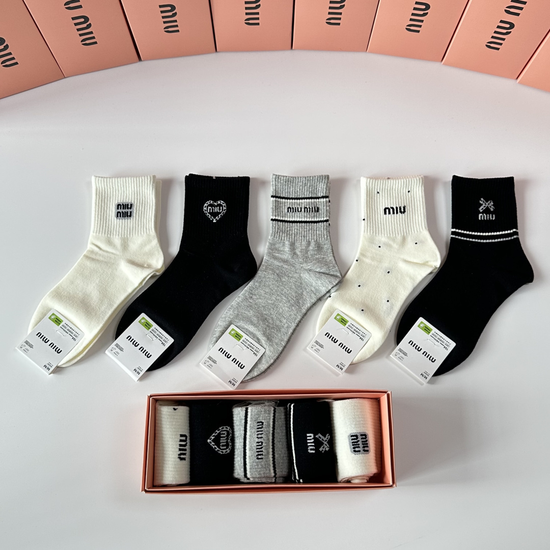 💛配包装MiuMiu（缪缪）新款中长款堆堆袜袜子！一盒五双， 专柜同步筒款袜子，💛大牌出街，潮人必备🔥超