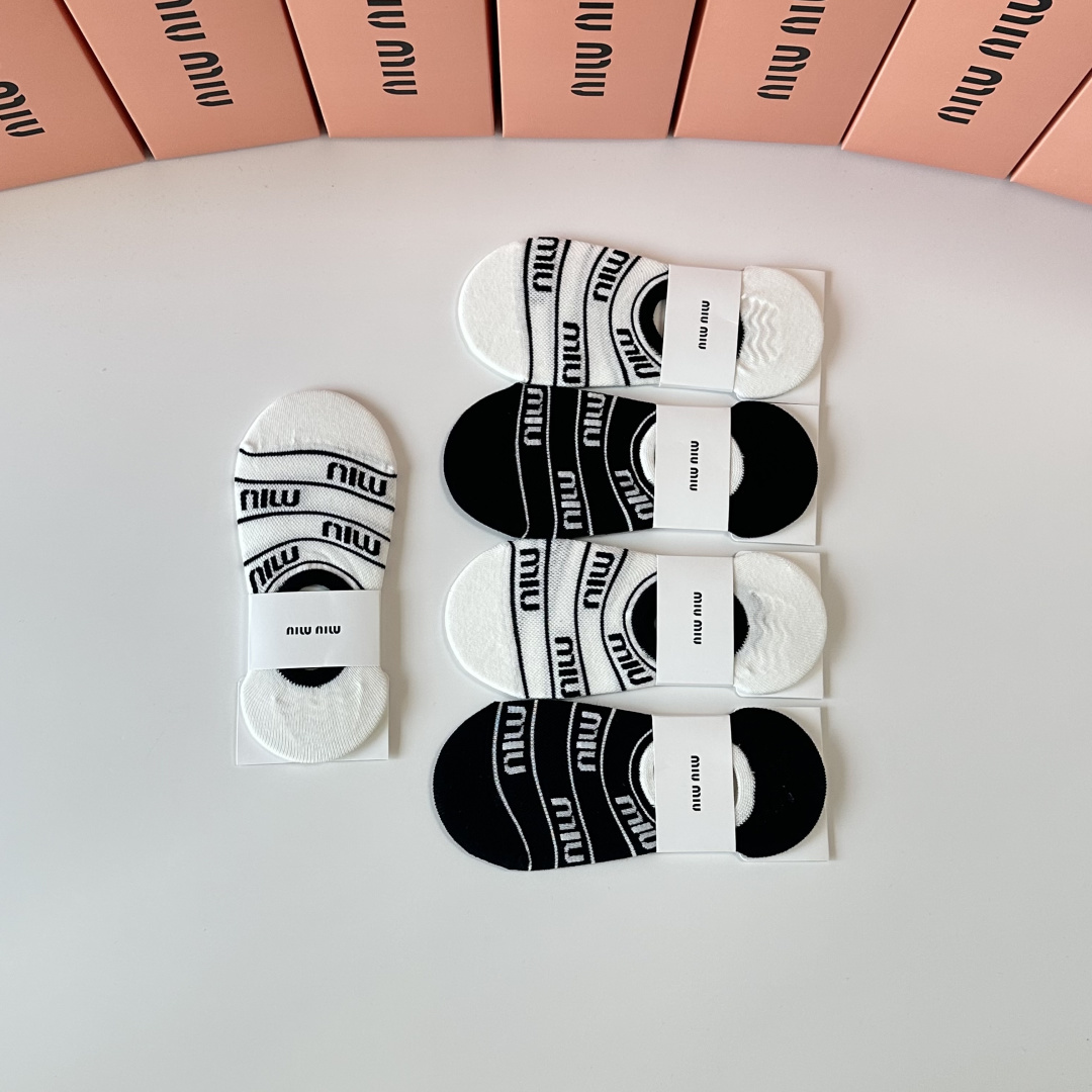 💛配专柜包装MIUMIU（缪缪）新款船袜隐形袜堆堆袜袜子！一盒五双，专柜同步筒袜袜子，💛大牌出街，潮人必