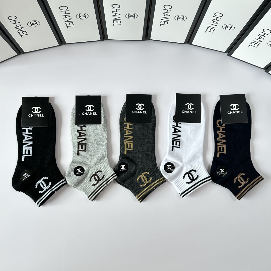 💛配包装Chanel（香奈儿）新款经典中短款堆堆袜袜子！一盒五双， 专柜同步筒袜袜子，💛大牌出街，潮人必