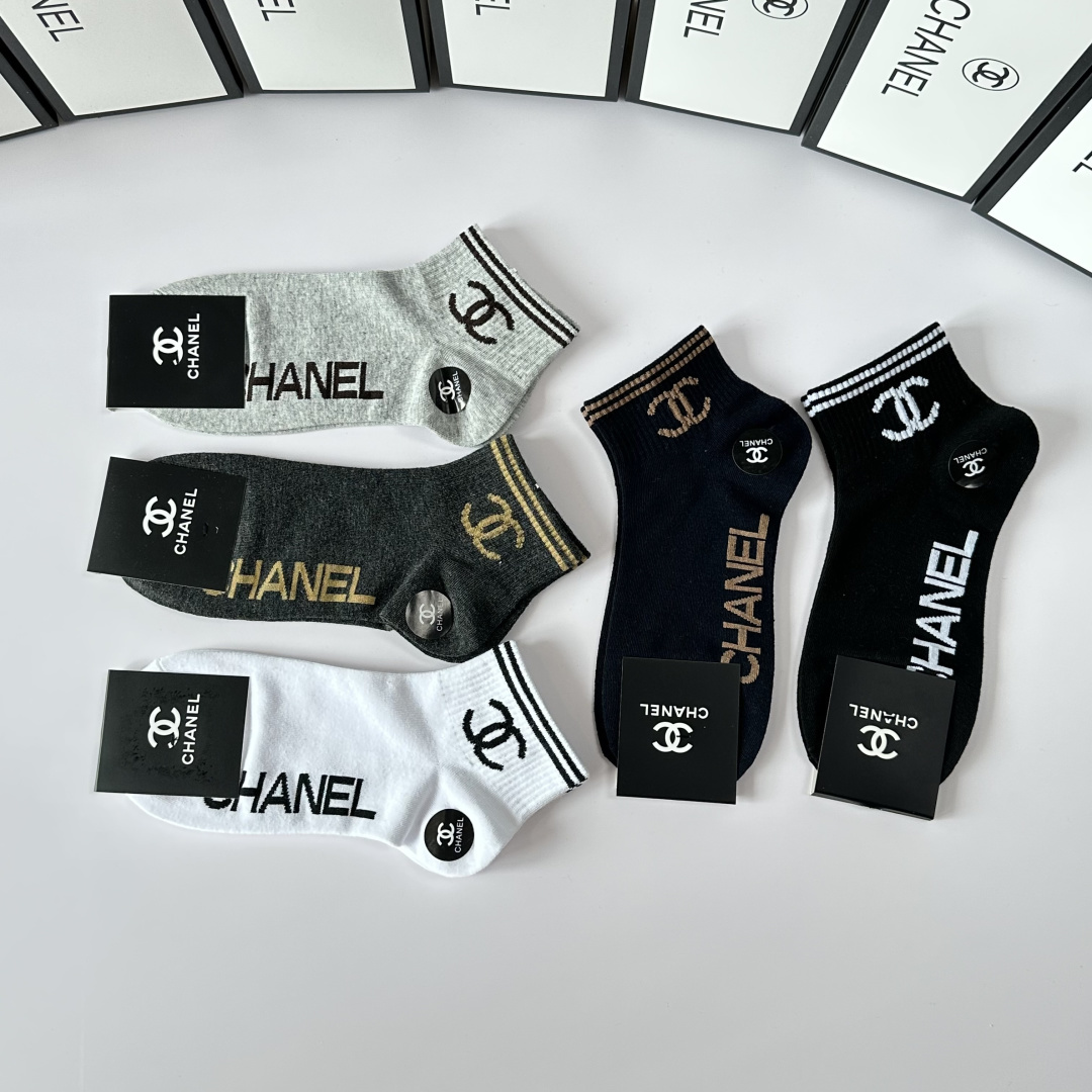 💛配包装Chanel（香奈儿）新款经典中短款堆堆袜袜子！一盒五双， 专柜同步筒袜袜子，💛大牌出街，潮人必