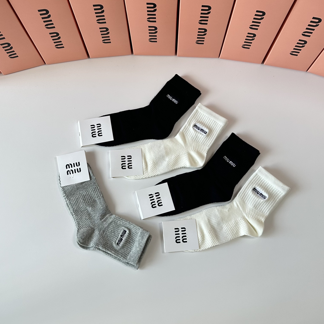 💛配专柜包装MiuMiu（缪缪）新款刺绣中长款堆堆袜袜子！一盒五双，专柜同步筒袜袜子，💛大牌出街，潮人必