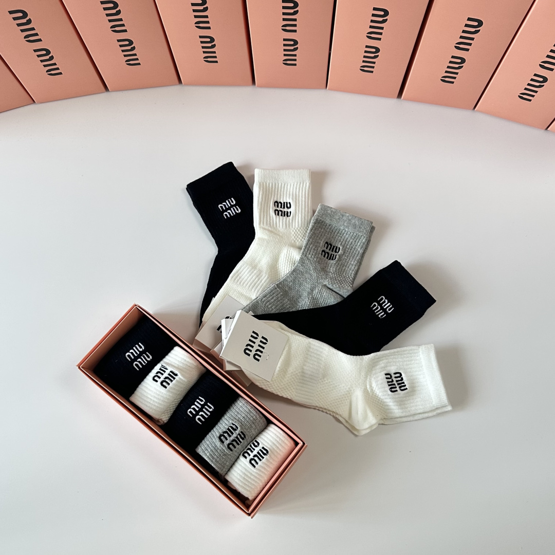 💛配专柜包装MiuMiu（缪缪）新款中长款堆堆袜袜子！一盒五双，专柜同步筒袜袜子，💛大牌出街，潮人必备🔥
