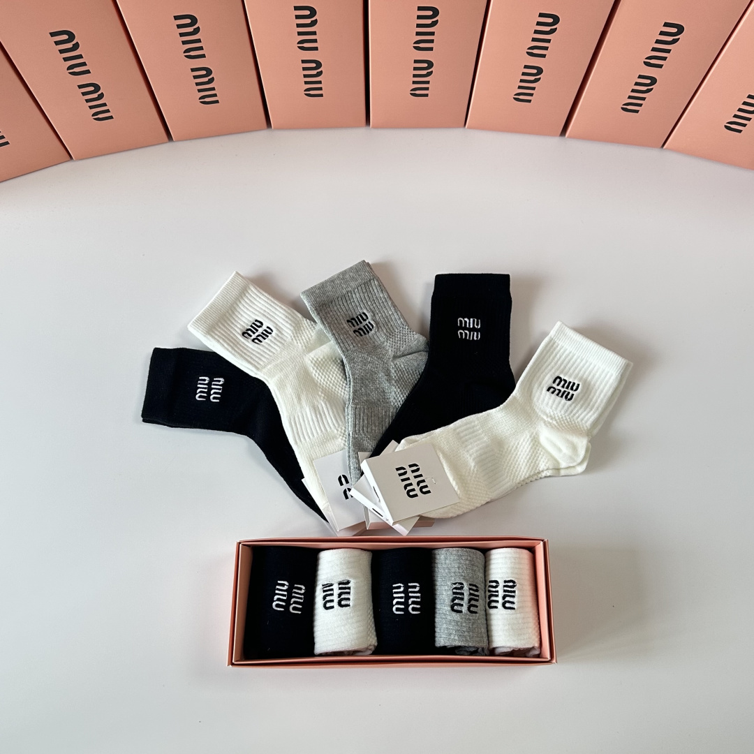 💛配专柜包装MiuMiu（缪缪）新款中长款堆堆袜袜子！一盒五双，专柜同步筒袜袜子，💛大牌出街，潮人必备🔥