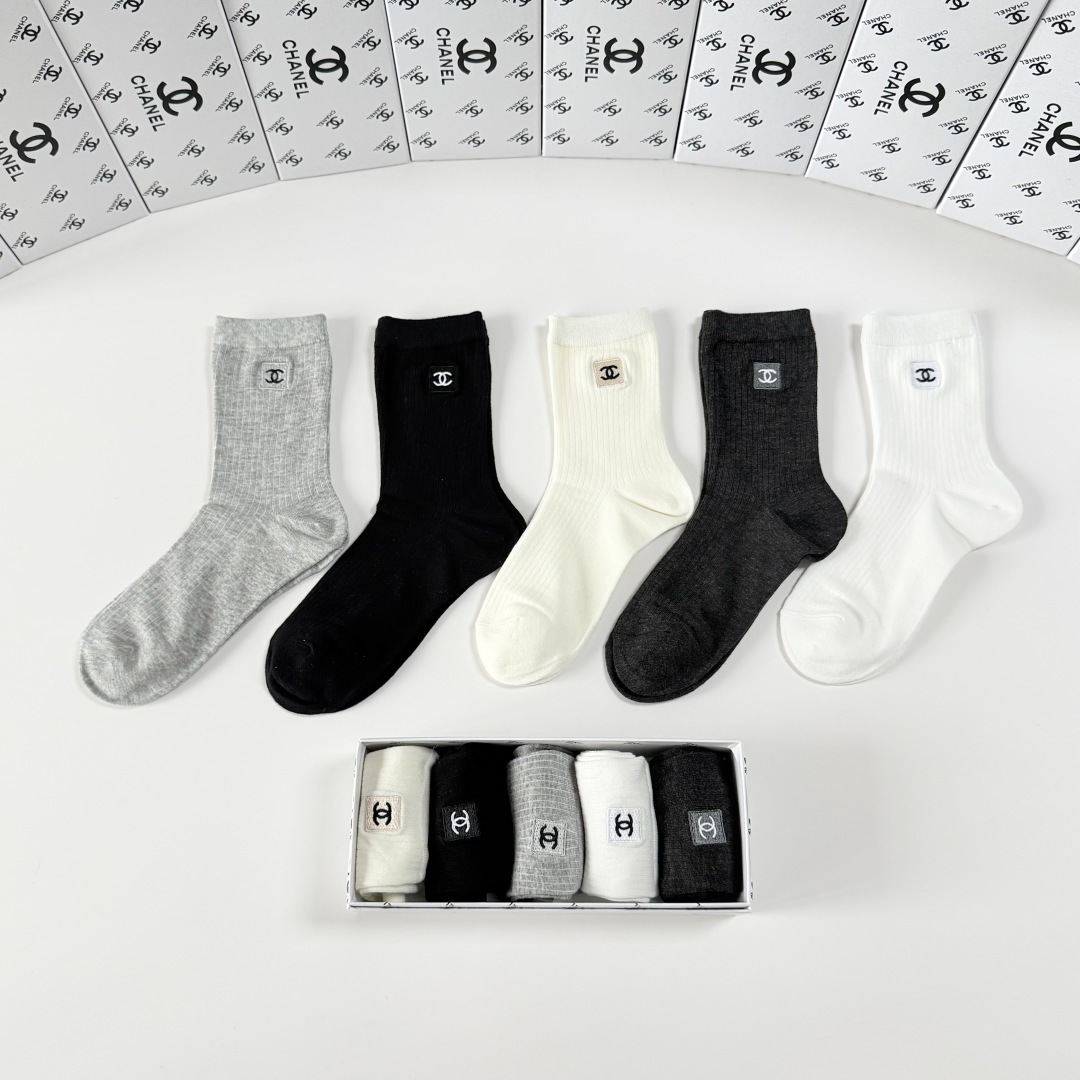 💛配包装Chanel（香奈儿）新款经典刺绣中长款堆堆袜袜子！一盒五双， 专柜同步筒袜袜子，💛大牌出街，潮