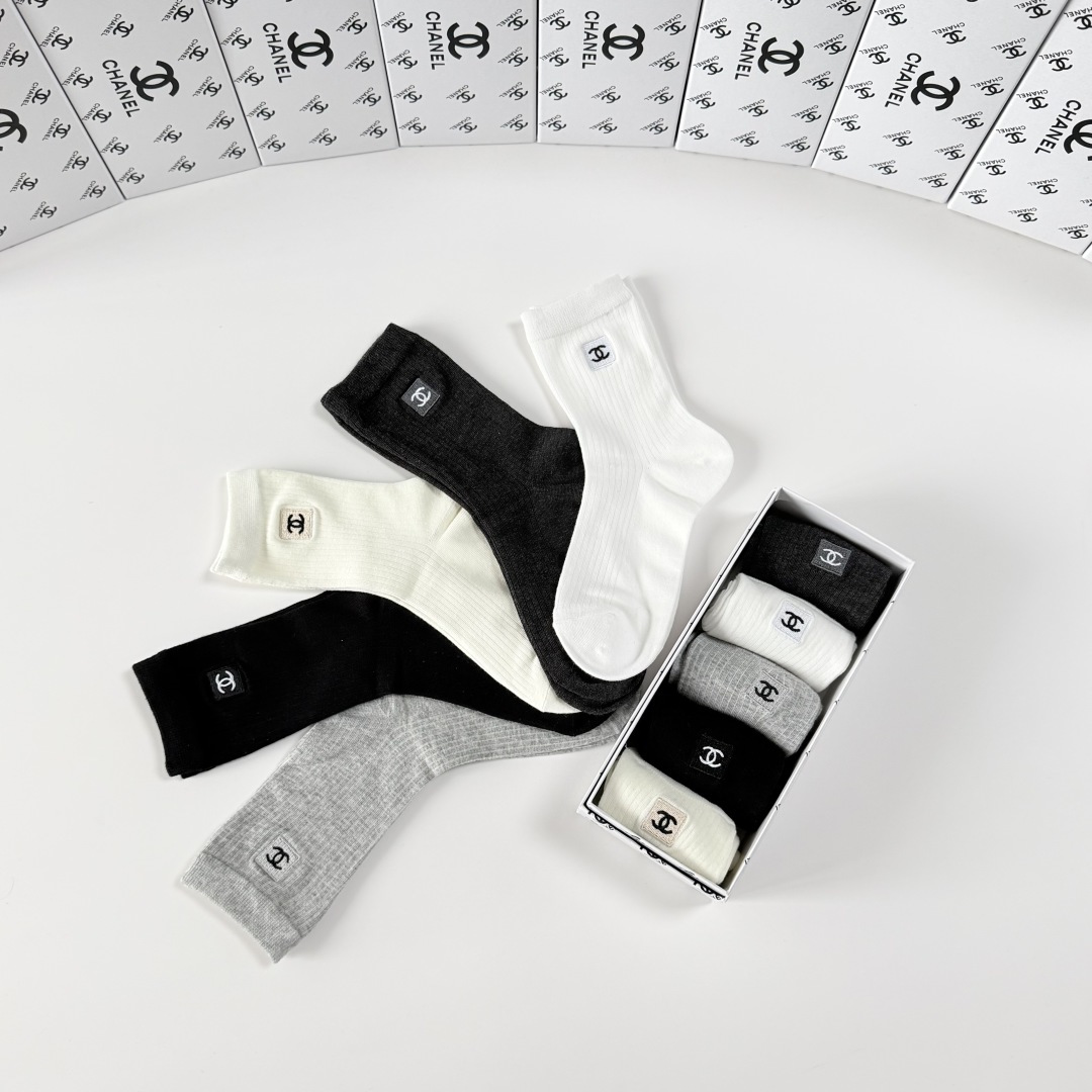 💛配包装Chanel（香奈儿）新款经典刺绣中长款堆堆袜袜子！一盒五双， 专柜同步筒袜袜子，💛大牌出街，潮