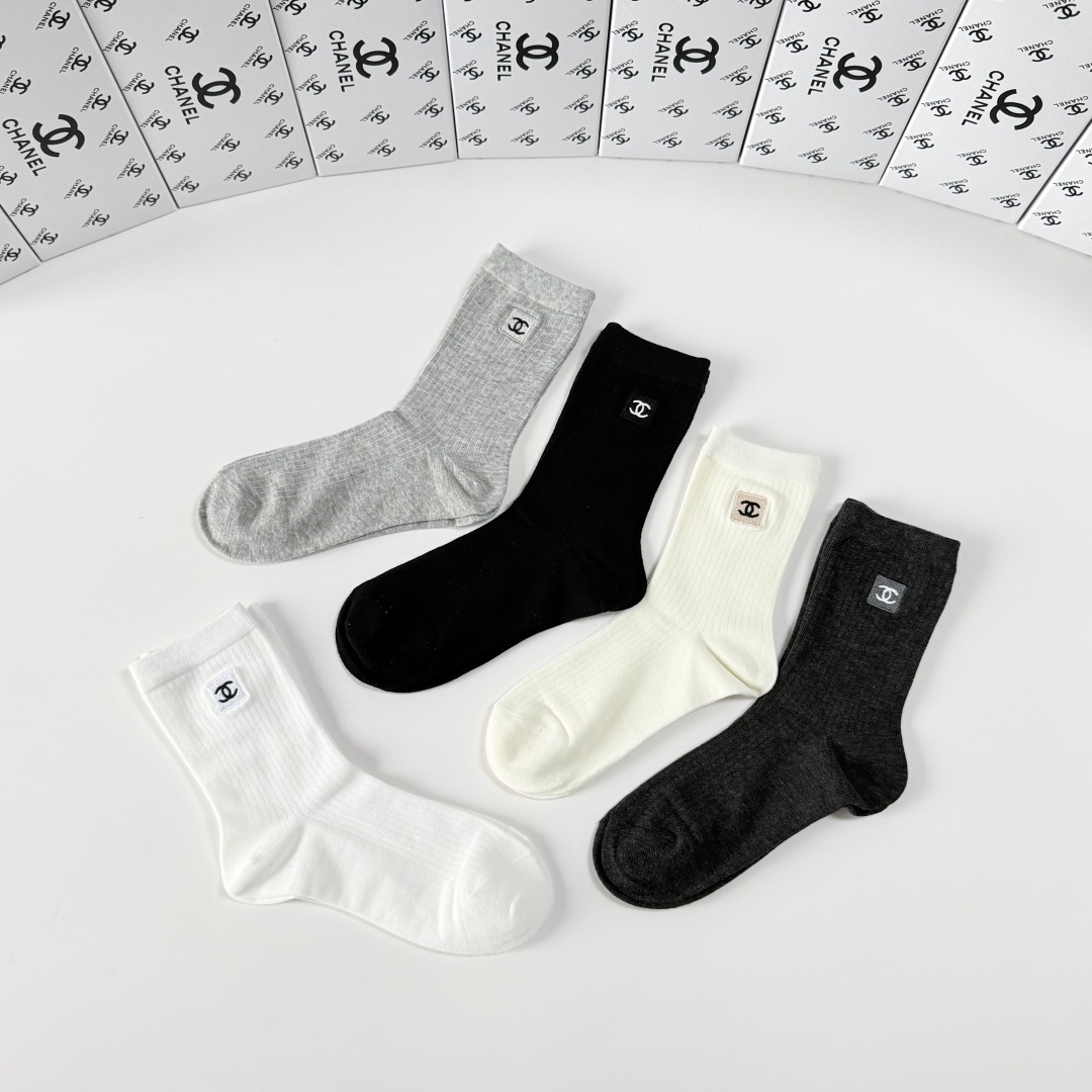 💛配包装Chanel（香奈儿）新款经典刺绣中长款堆堆袜袜子！一盒五双， 专柜同步筒袜袜子，💛大牌出街，潮