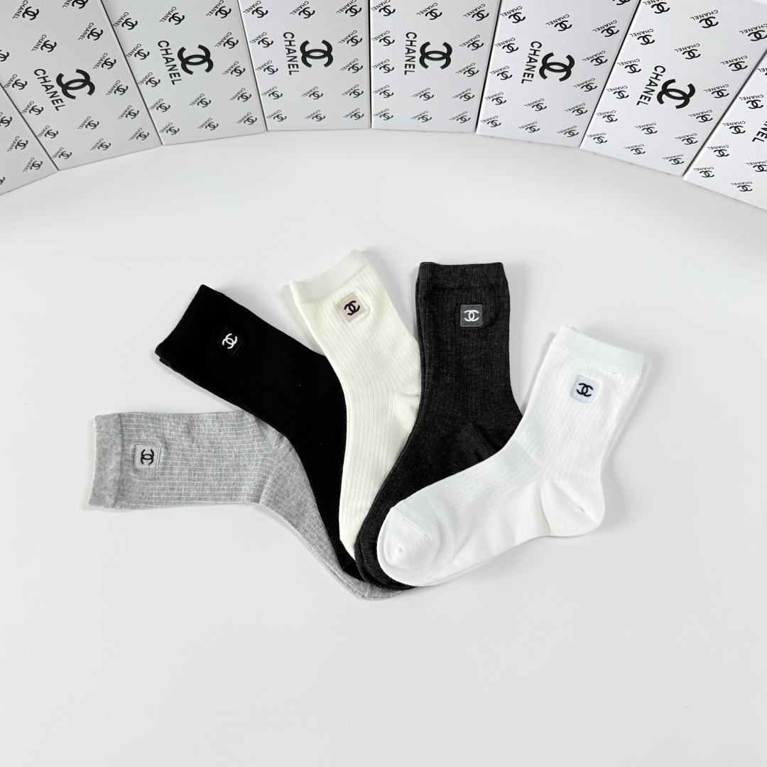 💛配包装Chanel（香奈儿）新款经典刺绣中长款堆堆袜袜子！一盒五双， 专柜同步筒袜袜子，💛大牌出街，潮