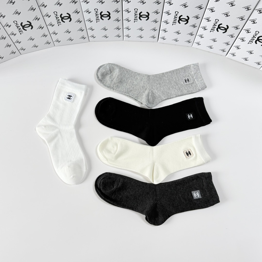 💛配包装Chanel（香奈儿）新款经典刺绣中长款堆堆袜袜子！一盒五双， 专柜同步筒袜袜子，💛大牌出街，潮