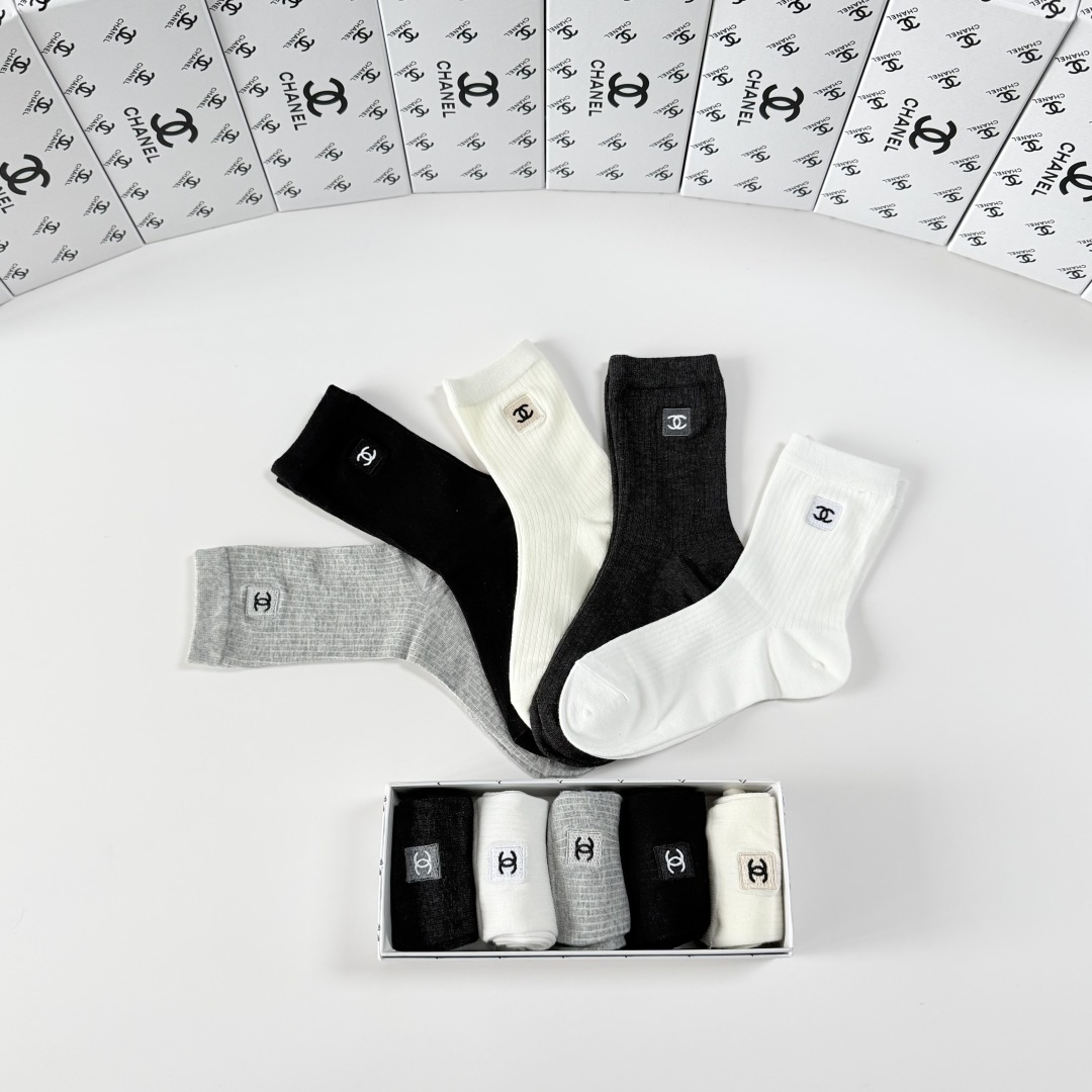 💛配包装Chanel（香奈儿）新款经典刺绣中长款堆堆袜袜子！一盒五双， 专柜同步筒袜袜子，💛大牌出街，潮