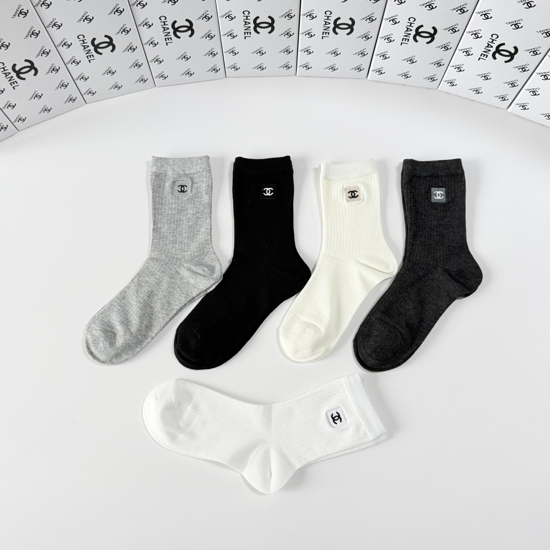💛配包装Chanel（香奈儿）新款经典刺绣中长款堆堆袜袜子！一盒五双， 专柜同步筒袜袜子，💛大牌出街，潮