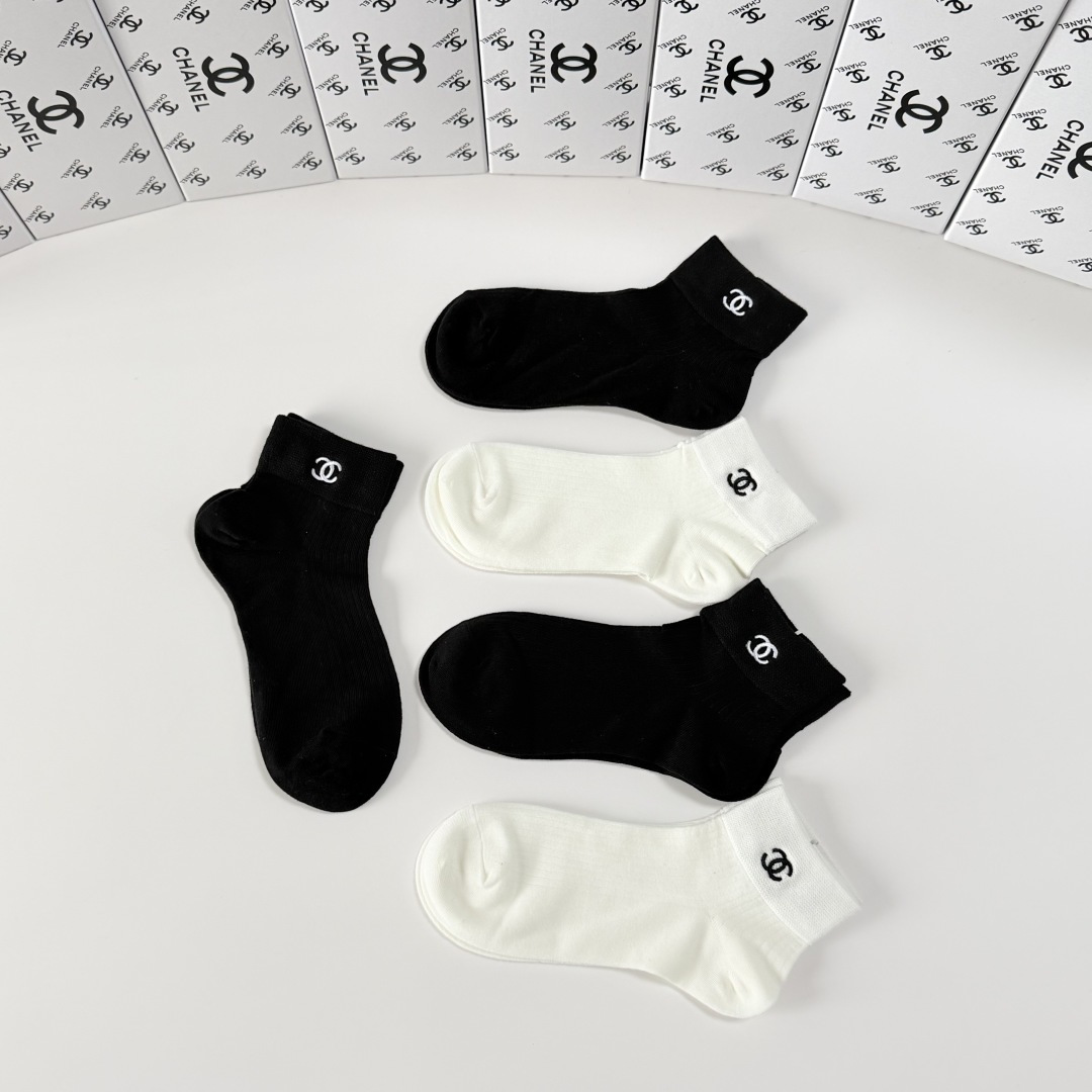 💛配包装Chanel（香奈儿）新款经典刺绣中短款堆堆袜袜子！一盒五双， 专柜同步筒袜袜子，💛大牌出街，潮