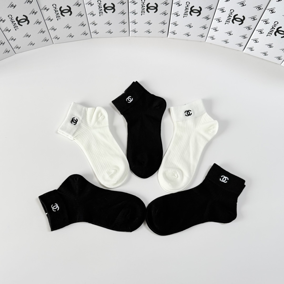💛配包装Chanel（香奈儿）新款经典刺绣中短款堆堆袜袜子！一盒五双， 专柜同步筒袜袜子，💛大牌出街，潮