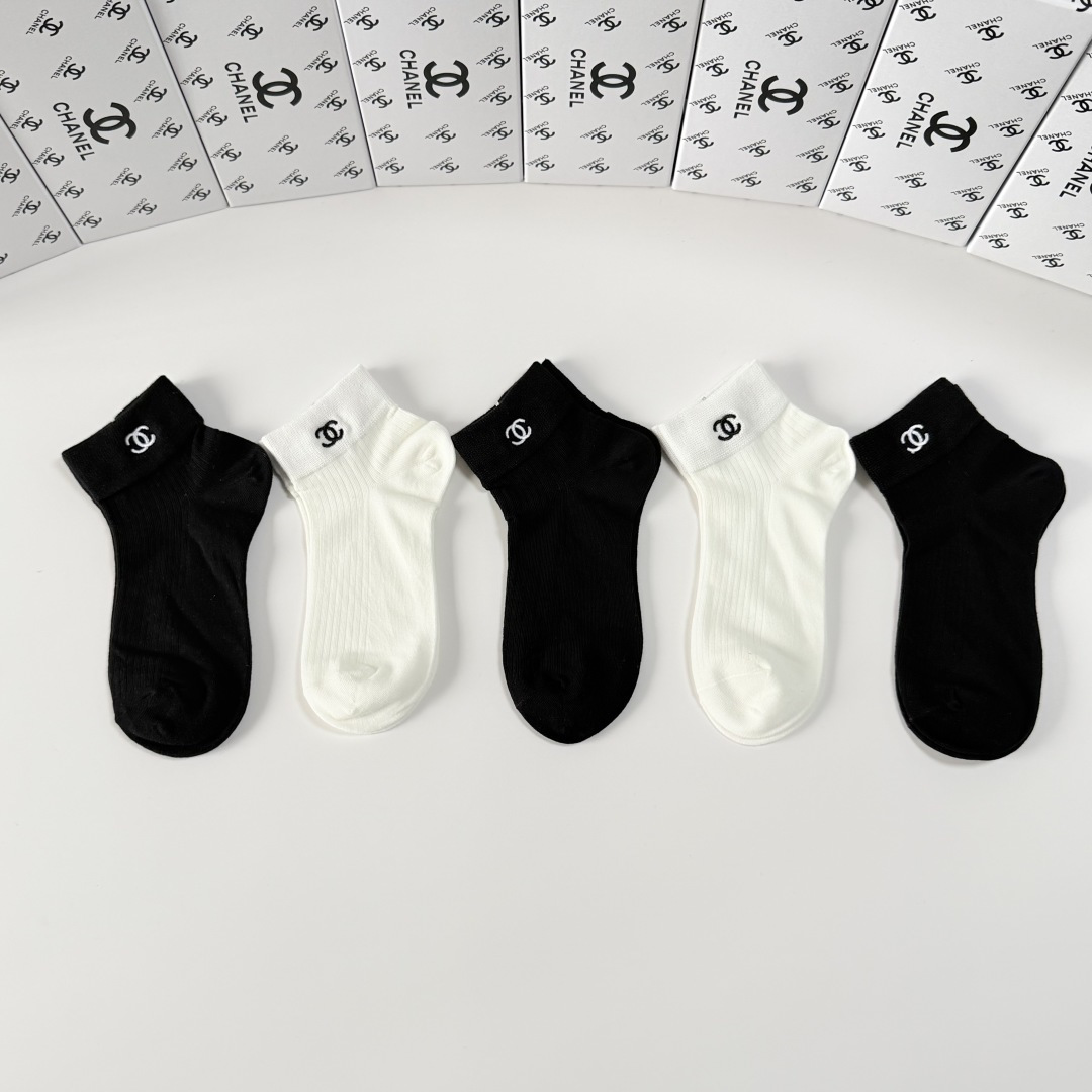 💛配包装Chanel（香奈儿）新款经典刺绣中短款堆堆袜袜子！一盒五双， 专柜同步筒袜袜子，💛大牌出街，潮