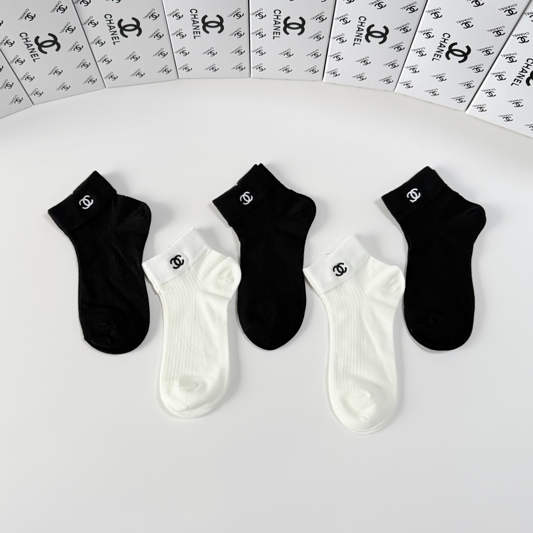 💛配包装Chanel（香奈儿）新款经典刺绣中短款堆堆袜袜子！一盒五双， 专柜同步筒袜袜子，💛大牌出街，潮